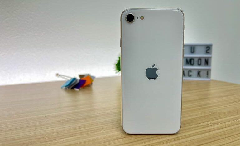 Review Apple iPhone SE (2022): As fast as iPhone 13 Pro Max but half the price