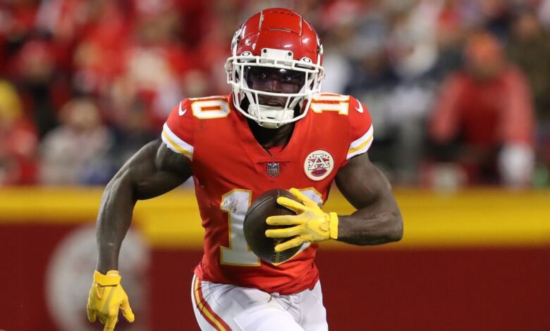 Miami Dolphins acquires Kansas City Chiefs' WR Tyreek Hill for five draft picks, awarding him a four-year, $120 million contract