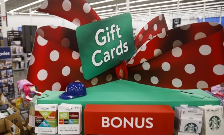 Walmart đã tiết kiệm hàng triệu đô la từ những trò gian lận thẻ quà tặng dành cho người lớn tuổi