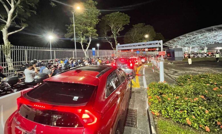 More than 11k crossed the Malaysia-Singapore land border in the first 7 hours of reopening;  queue at Woodlands, Tuas