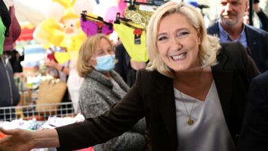 Le Pen puts fuel tax cuts, wind containment at the heart of its energy plan