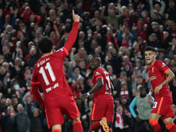 Highlights Liverpool vs Villarreal: Mane, Estupinan phản lưới nhà nâng tỷ số lên 2-0 cho Quỷ đỏ ở cuối trận lượt đi