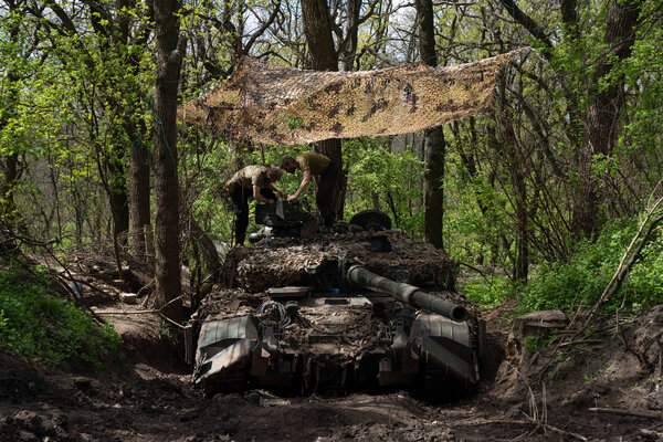 Ukrainian troops repaired a tank on Wednesday after fighting against Russian forces in the Donetsk region, in eastern Ukraine.