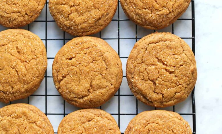 Soft & chewy molasses cookies