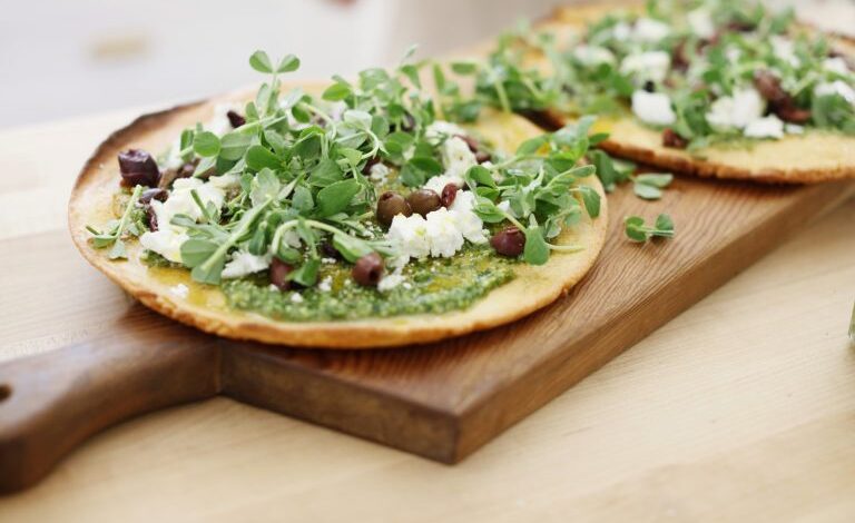 Elegant and easy 3-step farinata with caramelized onions and pesto