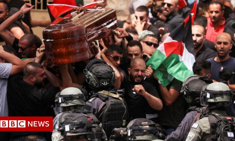 Shireen Abu Aqla: Violence at the funeral of reporter Al Jazeera in Jerusalem