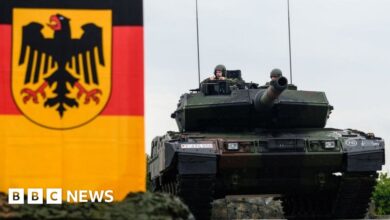 German Scholz wobbles in front of Ukrainian tanks