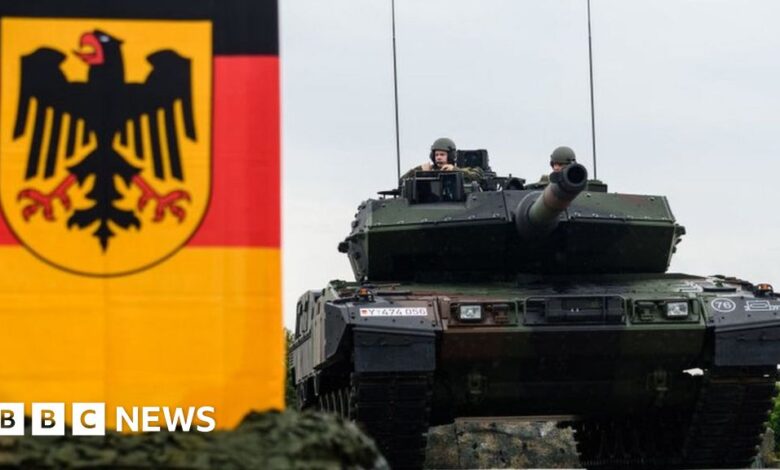 German Scholz wobbles in front of Ukrainian tanks