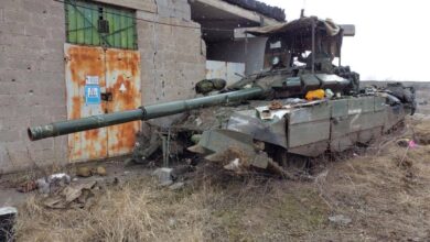 An abandoned and damaged Russian T-72B3M tank with improvised top-mounted slat armor during the 2022 Russian invasion of Ukraine at Mariupol. Image credit: Mvs.gov.ua via Wikimedia, CC BY 4.0