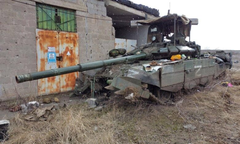 An abandoned and damaged Russian T-72B3M tank with improvised top-mounted slat armor during the 2022 Russian invasion of Ukraine at Mariupol. Image credit: Mvs.gov.ua via Wikimedia, CC BY 4.0