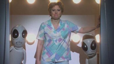 'SNL': Kate McKinnon abducted by aliens in emotional and hilarious farewell to 'Cold Open' final