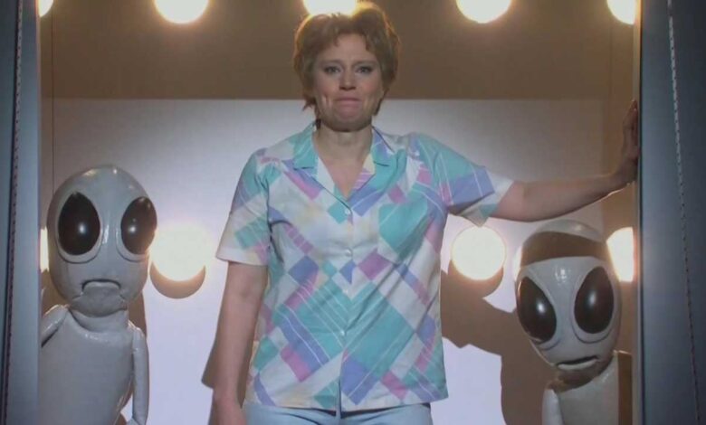 'SNL': Kate McKinnon abducted by aliens in emotional and hilarious farewell to 'Cold Open' final