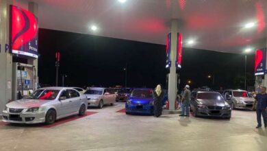 Service stations ran out of gas across Malaysia, leaving many motorists stranded after Hari Raya took a break