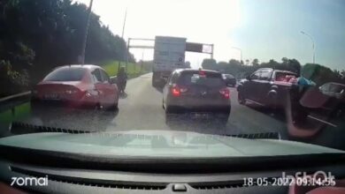 Motorcyclist stops a Proton Saga driving in the NKVE emergency lane - the driver just used Smartlane