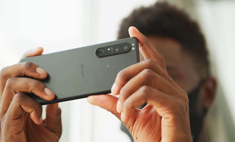 Sony attaches actual zoom lenses to smartphones