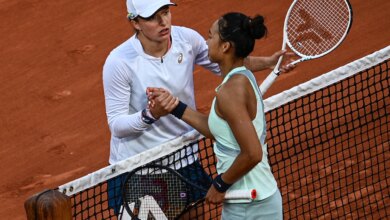 Iga Swiatek Survives Fear of Injured Zheng Qinwen at French Open, Andrey Rublev Wins