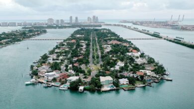 Heavy rain hits Florida, flooding vehicles in Miami