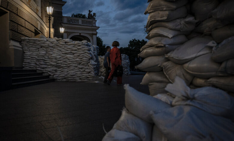Ukraine Live Update: As Russia Gains Territory, Grim Loss Takes a Toll