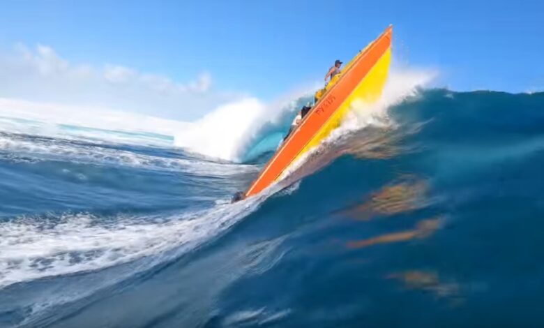 See the unbelievable moment famous photographers overturned from a boat in huge waves