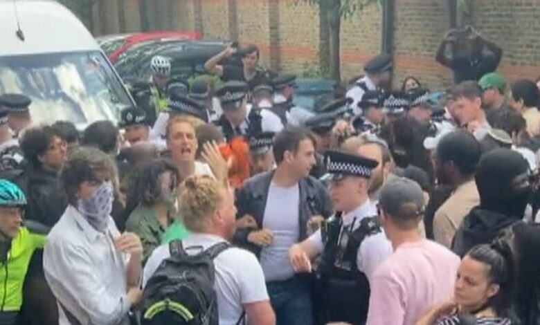 Peckham: Man arrested on immigration charges released after protesters blocked van |  UK News