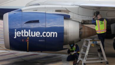 Susquehanna downgrades JetBlue, citing struggle with cost structure