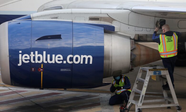 Susquehanna downgrades JetBlue, citing struggle with cost structure