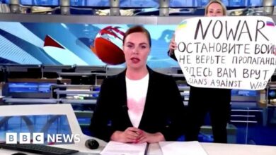 Marina Ovsyannikova: Russian anti-war journalist fined for 'discrediting the army'