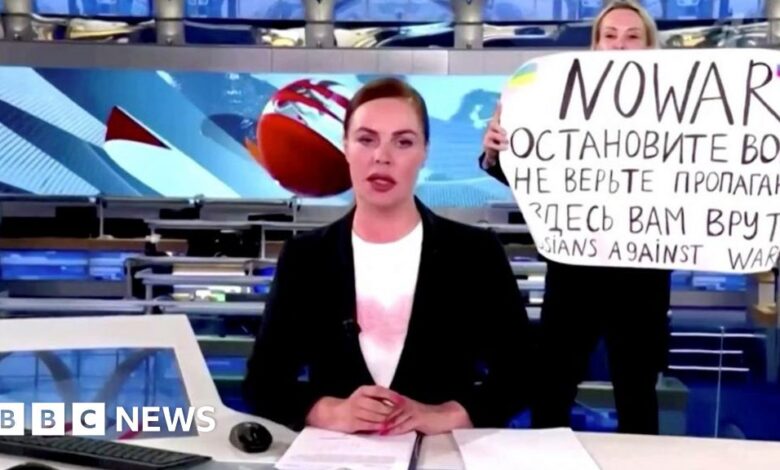 Marina Ovsyannikova: Russian anti-war journalist fined for 'discrediting the army'