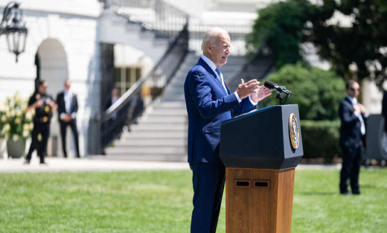 Last trip in Biden fraught with political risk