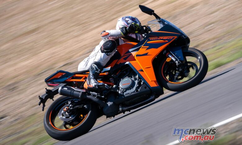 KTM RC 390 Review - Race Test with Rennie