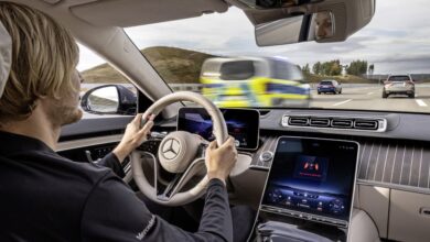 Mercedes-Benz CEO offers a way to develop self-driving cars