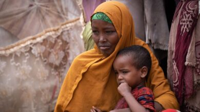 Mothers bury their children amid fears of famine in Somalia