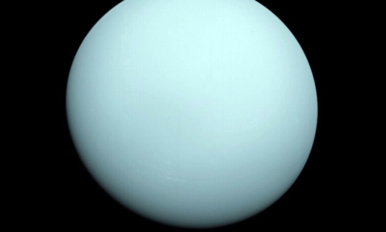Hành tinh Uranus quay ngược hướng với Trái đất;  biết bi kịch vũ trụ nào đã gây ra nó