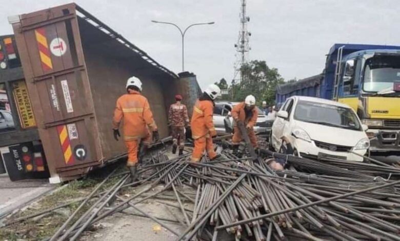 Tractor truck carrying iron bar overturned, causing 6 vehicles, 2 motorbikes, 21 bicycles in Pasir Puteh