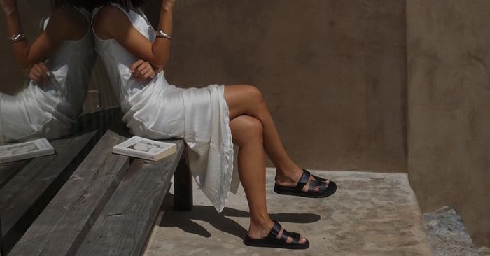 The trend of flat sandals is in vogue this summer
