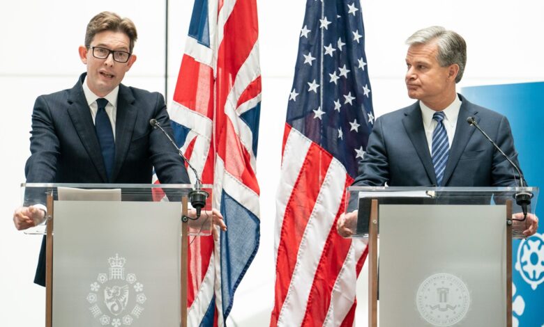 (L-R) MI5 director general Ken McCallum and FBI director Christopher Wray at a news conference at MI5 headquarters in London