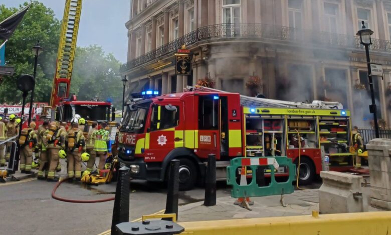Huge plumes of smoke pour from Trafalgar Square pub as London firefighters tackle 'challenging' blaze |  UK News