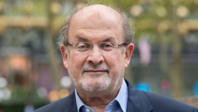 Salman Rushdie turns off the ventilator and begins to recover