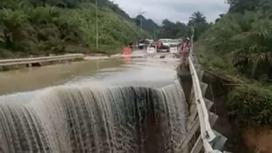 Pan Borneo Highway near Kapit town collapses due to flash floods, repair work begins