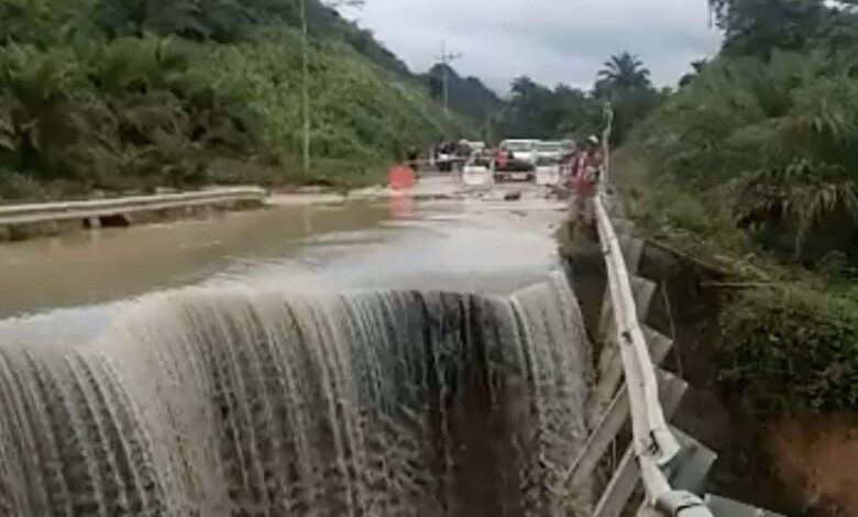 Pan Borneo Highway near Kapit town collapses due to flash floods, repair work begins