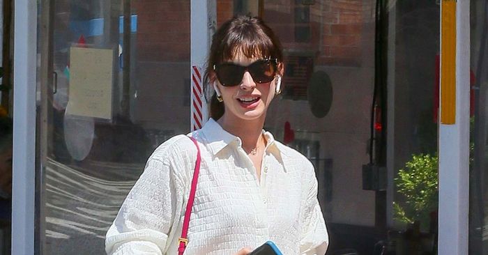 Anne Hathaway wears shorts and flats in the best way