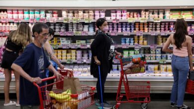 People shop in a supermarket as inflation affected consumer prices in Manhattan, New York City, U.S., June 10, 2022. REUTERS/Andrew Kelly/File Photo