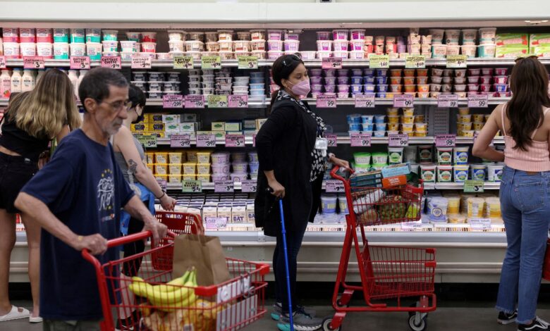 People shop in a supermarket as inflation affected consumer prices in Manhattan, New York City, U.S., June 10, 2022. REUTERS/Andrew Kelly/File Photo
