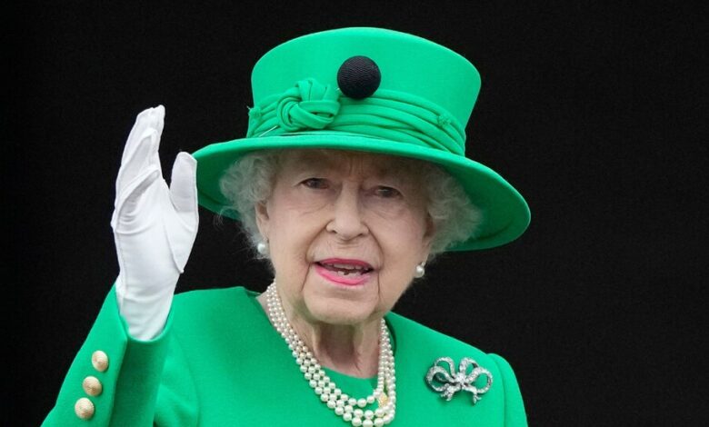 Live updates: Queen Elizabeth II under medical supervision