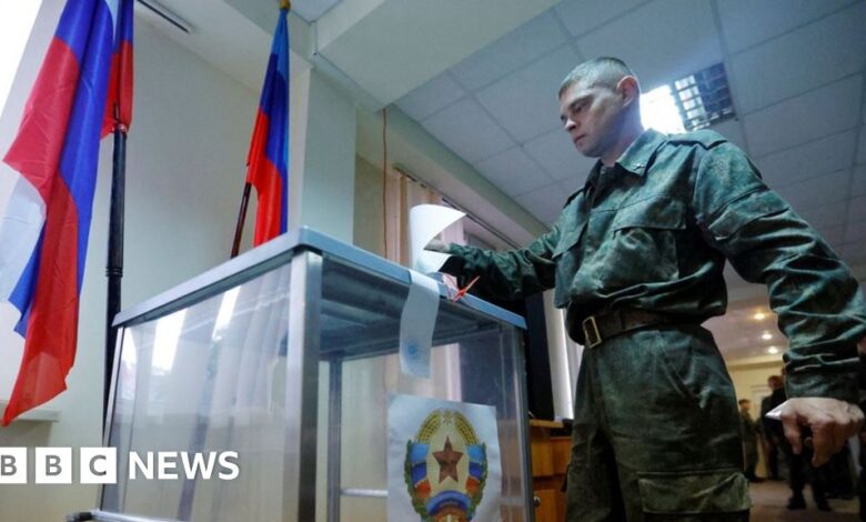 Ukraine 'referendum': Soldiers go door to door to vote in fake polls