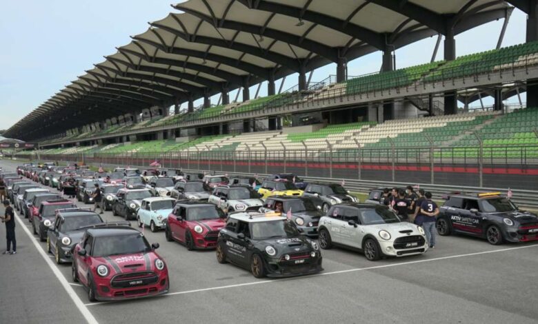 MINI owner enters Malaysia Book of Records for 'Biggest MINI Cooper Parade with Jalur Gemilang'