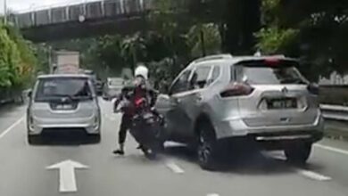 Axia stops on the way to buy mangga jeruk in Bangi, causes an accident with X-Trail, motorbike