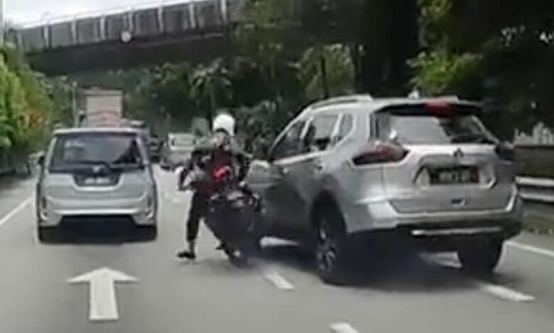 Axia stops on the way to buy mangga jeruk in Bangi, causes an accident with X-Trail, motorbike