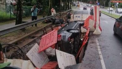 Cars crashed into temporary barriers, fell into road pits;  The driver and passenger were not injured in the incident