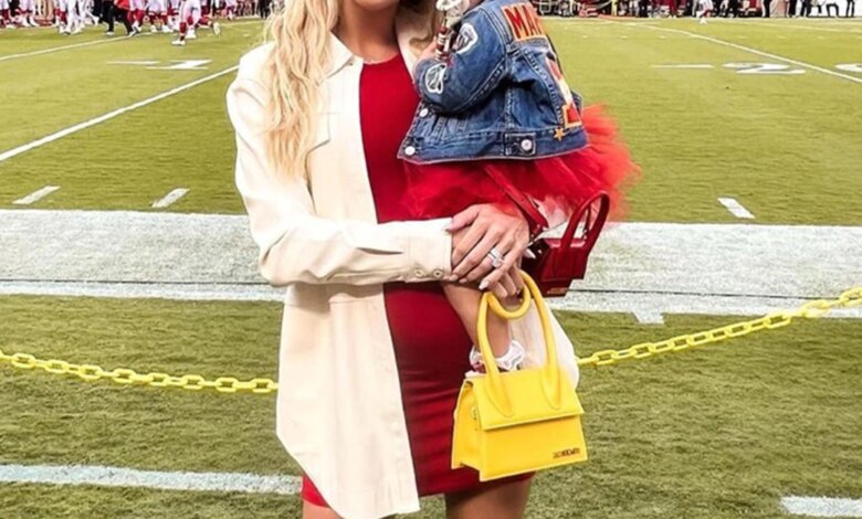 Patrick Mahomes' daughter Sterling visits him in the field for the first time